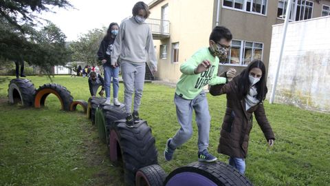 Una profesora ayuda a uno alumno del circuito del patio de A Laxe