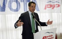 El exministro Eduardo Zaplana, en un acto electoral en Muros en mayo del 2007. 