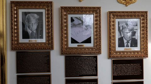 Retratos del presidente de Estados Unidos, Donald Trump, flanquean una imagen de un autopen extendiendo la firma del expresidente de Estados Unidos, Joe Biden, en lugar de un retrato de Biden, en el Paseo de la Fama Presidencial a lo largo de la columnata de la Casa Blanca en Washington, D. C., Estados Unidos, el 17 de diciembre de 2025.