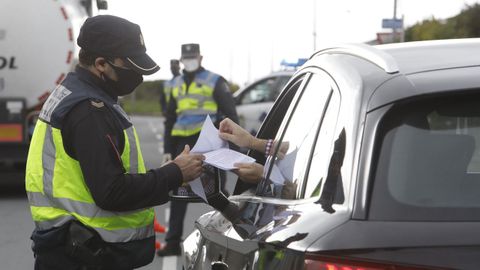 Un polica en un control de carretera.