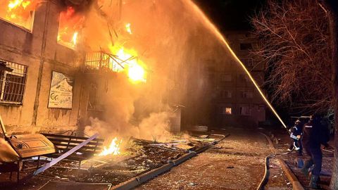 Incendio en un edificio de Donetsk tras el ataque ruso