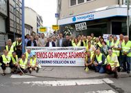 El alcalde y nueve concejales se concentraron ayer unos minutos con los preferentistas.