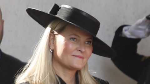 Mette-Marit particip� en el funeral de la princesa Astrid de Noruega, que falleci� apenas 15 despu�s del rey Harald