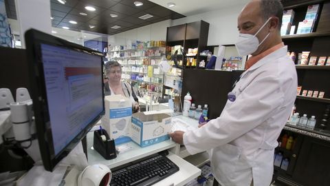 En la imagen, Fernando Guerreiro, despachando mascarillas en su farmacia de la calle Galiano