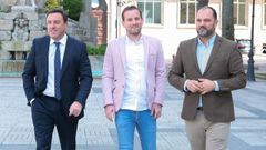 El candidato por Abegondo, Jairo Bello, entre el secretario xeral del PSdeG, Valent�n Gonz�lez Formoso, y el secretario provincial del PSOE en A Coru�a, Bernando Fern�ndez.