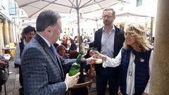 La candidata del PP a la Presidencia del Principado, Teresa Mallada (d), el vicesecretario Organizaci�n del partido, Javier Maroto (c), y el candidato a la alcald�a de Oviedo, Alfredo Canteli (i), toman sidra durante el recorrido que realizaron repartiendo propaganda electoral en el mercado de El Font�n de Oviedo.