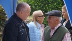 Miguel Lorenzo, charlando con un vecino de Os Mallos este viernes