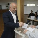 Javier Jorge Casti�eira vot� ayer media hora antes que el candidato del PSOE, Jaime Cancio, que lo hizo en Fazouro. 