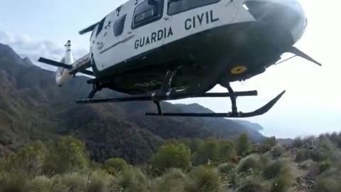 Helicptero de la Guardia Civil en el operativo de rescate de los cuerpos encontrados en una avioneta siniestrada.