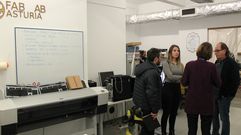 Orlando Fern�ndez, Luc�a Montejo y Mario Su�rez escuchan a Karin Ohlenschl�ger, de espaldas, en LABoral