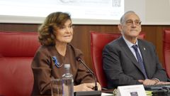 Carmen Calvo durante su conferencia, junto al rector Manuel Reigosa