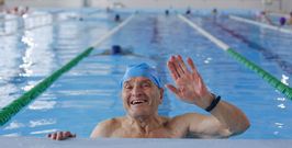 Vicente Dopico suele hacer entre 300 y 400 metros en la piscina y despu�s no renuncia a una peque�a sesi�n de sauna y spa. 