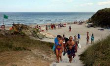 Los arenales de Barreiros (en la imagen, Remior) se limpian diariamente.