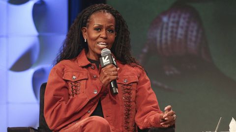 Michelle Obama con uno de sus looks m�s recientes durante la presentaci�n de su libro