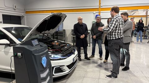 Eladio Santos pudo conocer los distintos elementos instalados para mejorar la formaci�n del alumnado