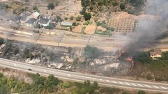 Vista a�rea del incendio de hoy junto al pueblo de Montefurado, difundida desde la cuenta de Twitter de la brigada helitransportada del monte Marroxo