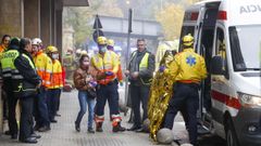 Personal sanitario ayudando a los pasajeros en la estaci�n Montcada Reixac, en Barcelona