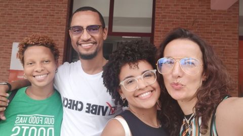 Pallar�s (en la imagen, con pelo�largo), con su equipo en Cabo Verde.�De izquierda a derecha: Leisilena Andrade, Patrick Silva y Tairine Helena.<br />�<br />�<br />�<br />