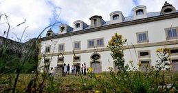 Las hierbas han crecido en el patio central del recinto, frente a la Casa del Gobernador. 