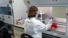 Una cient�fica trabaja en la vacuna desarrollada por Oxford contra el covid