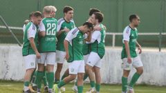 Los mari�anos festejan el gol de Jairo L�pez ante el Victoria.