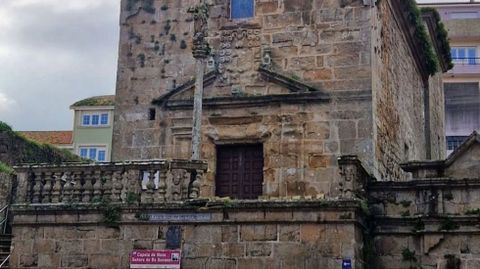As� se ve unha parte da capela do Bo Suceso en Fisterra 