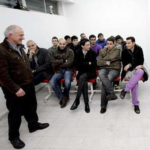 El presidente Seoane (de pie) se reuni� con los t�cnicos.