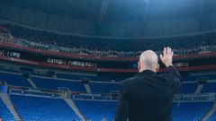 El entrenador del Celta, Claudio Gir�ldez, salundando al celtismo en Lyon.