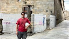 Diego Rodrguez, frente al Hostal dos Reis Catlicos de Santiago