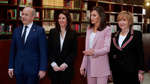La reina Letizia, junto a la ministra de Igualdad, Irene Montero; el rector de la UNED, Ricardo Mairal y la presidenta de la Asociaci�n para la Prevenci�n y Atenci�n de la Mujer Prostituida, Roc�o Nieto