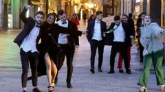 Decenas de j�venes celebran a primera hora de este lunes la llegada del A�o Nuevo en A Coru�a.