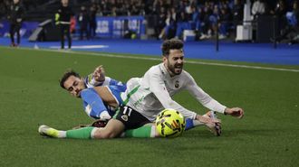 El deportivista Quagliata y el racinguista Andr�s en una disputa por el bal�n.