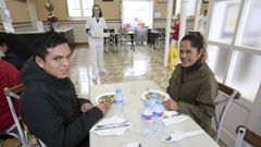 Daysi, junto a su hijo Diego, en el comedor de la Cocina Econ�mica de Ferrol