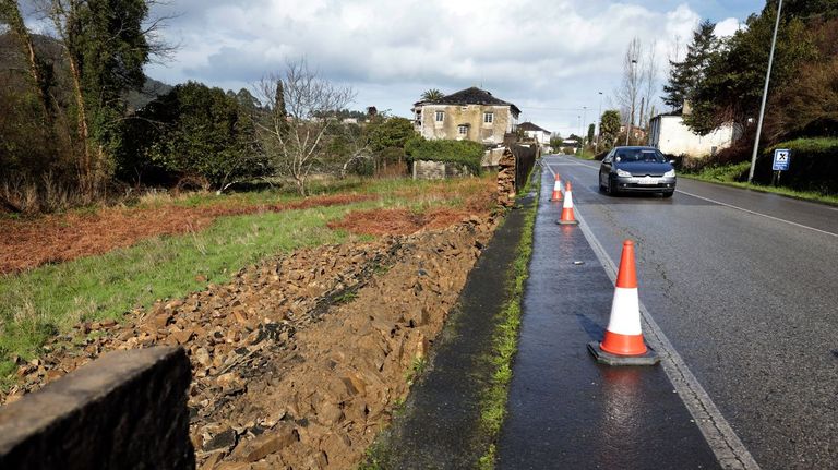 La carretera se�alizada en Magazos donde se derrib� el muro