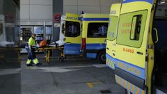 Imagen de archivo de ambulancias a las puertas del Chuac