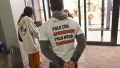 Efectivos del SPEIS recog�an firmas en las inmediaciones del centro comercial Ode�n antes de Nochebuena