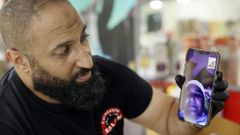 Mohamed, en la carnicera que regenta en Pontevedra, hablando por telfono con su madre