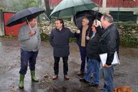Crespo y Rodr�guez visitaron ayer obras de aglomerado en Praduxao.