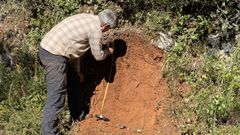 Recogida de muestras de tierra en la localidad de Mercur�n (en el municipio de Folgoso do Courel) para el estudio edafol�gico realizado por Augusto P�rez Alberti