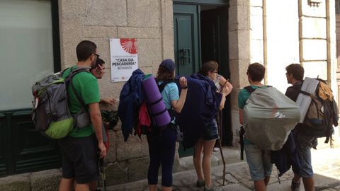 Imagen de archivo de un grupo de peregrinos ante el albergue pblico de Betanzos