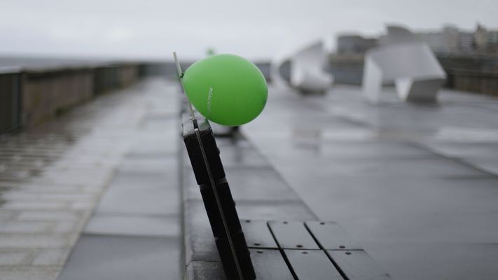 Un globo en un banco de A Coru�a