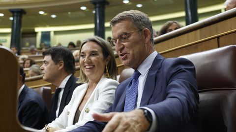 Feijoo junto a Cuca Gamarra, candidata del PP a Presidenta de la Mesa, en el hemiciclo.