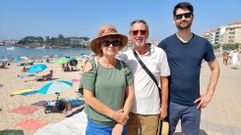 Idalina, Carlos y Eduardo, una familia de portugueses de Leiría, que escogieron Sanxenxo para pasar unos días de agosto