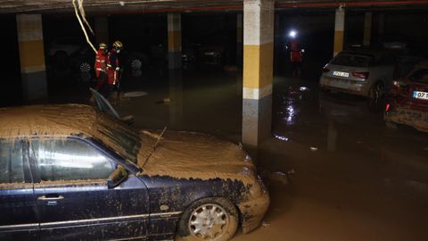 Bomberos buscan posibles fallecidos en un aparcamiento subterráneo de Sedaví