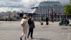 Turistas en la d�rsena con uno de los cruceros Mein Scheif al fondo