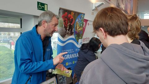 El vicedirector del CIFP A Granxa explica a unos alumnos la oferta del centro