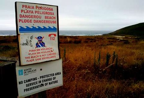 Imagen tomada ayer por la tarde en la playa de Mar de F�ra, con un cartel de advertencia del peligro.
