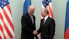 Biden saludando a Putin durante una visita a Mosc en el 2011, cuando era vicepresidente de Obama.
