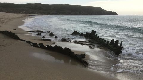 Los restos del Silva Gouveia en la playa fisterrana.