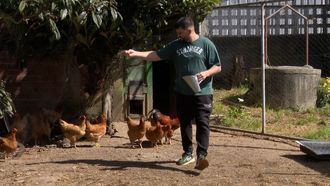 Carlos L&oacute;pez en su granja de Arteixo